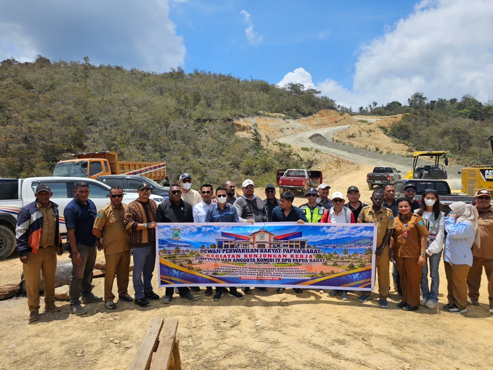 Peninjauan lapangan Komisi IV DPR Papua Barat pada lokasi kegiatan pekerjaan ruas Jalan Lingkar Danau Anggi dan ruas Jalan Testega - Anggi