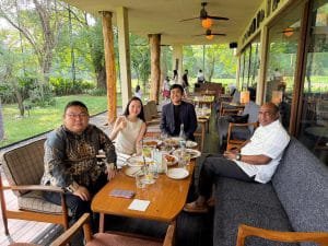 Pertemuan membahas peluang investasi hijau oleh Wagub Mohamad Lakotani dan investor di Jakarta.