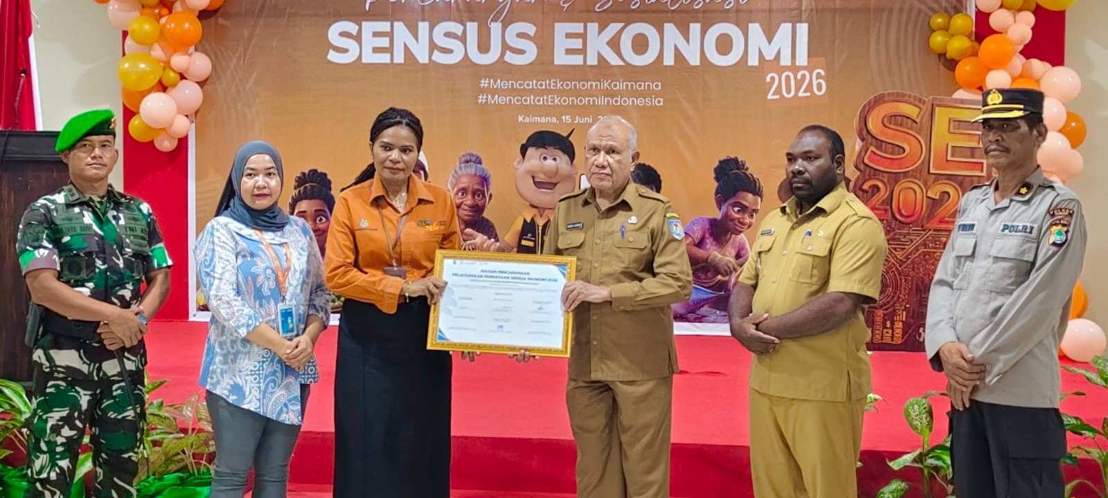 Bupati Kaimana, Hasan Achmad bersama Wakil Bupati Kaimana Isak Waryensi, Danyonif TP 864NN Letkol Inf Sonjaya Adi Putra, Perwakilan Polres Kaimana dan Kepala Badan Pusat Statistik (BPS) Kabupaten Kaimana Mersi Homer pose bersama