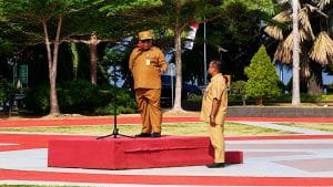 Sekda Ali Baham Temongmere bersama Eduard Sihombing, ASN yang telah memasuki masa pensiun setelah 37 tahun 6 bulan mengabdi.