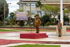Sekda Ali Baham saat memimpin apel gabungan ASN di Lingkup Pemprov Papua Barat Sekda Ali Baham saat memimpin apel gabungan ASN di Lingkup Pemprov Papua Barat