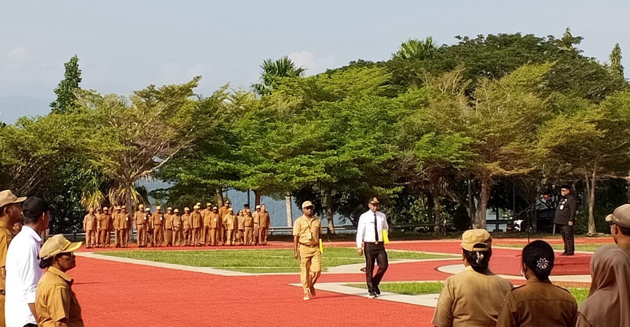 Sekretaris Daerah Provinsi Papua Barat Ali Baham Temongmere saat memimpin Apel di Lingkup Pemprov Papua Barat.