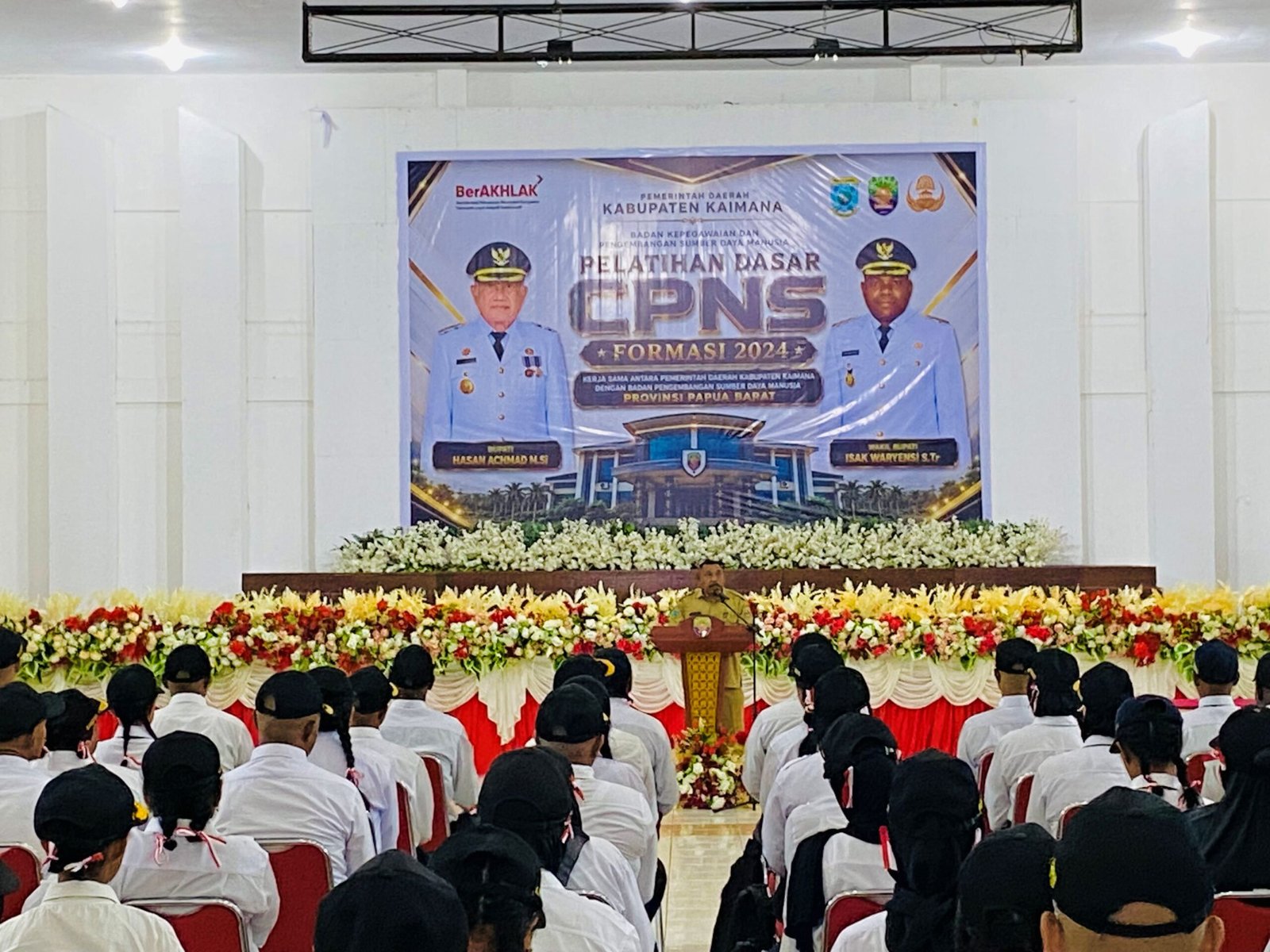 Staf Ahli Bupati Bidang Politik, Hukum dan Pemerintahan, Blasius Kilmas saat sambutan pada pembukaan pelaksanaan Latihan Dasar (Latsar) Calon Pegawai Negeri Sipil (CPNS) Formasi 2024 di Gedung Pertemuan Krooy Staf Ahli Bupati Bidang Politik, Hukum dan Pemerintahan, Blasius Kilmas saat sambutan pada pembukaan pelaksanaan Latihan Dasar (Latsar) Calon Pegawai Negeri Sipil (CPNS) Formasi 2024 di Gedung Pertemuan Krooy