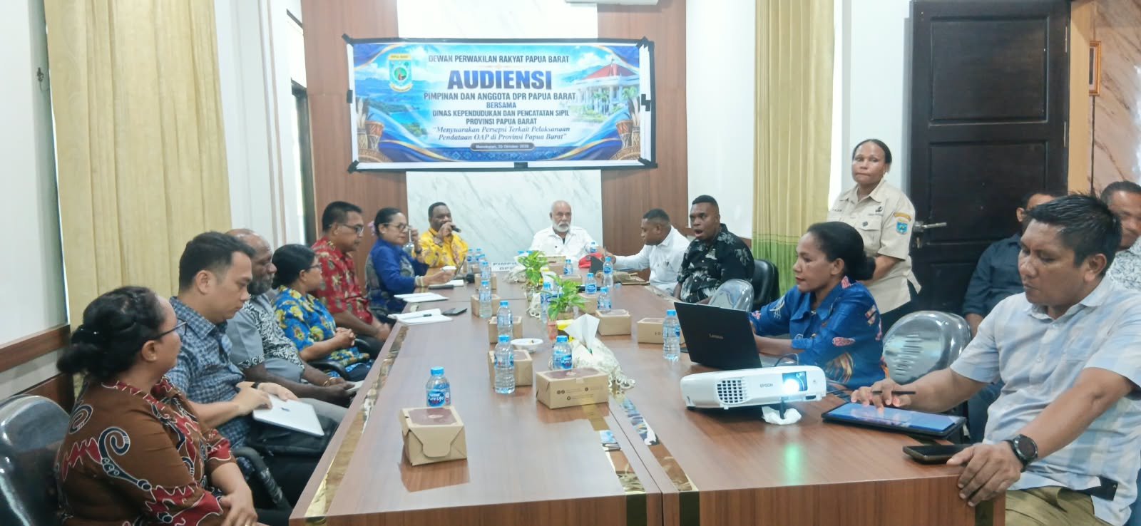Suasana audiensi pimpinan DPR Provinsi Papua Barat (DPRPB) bersama Dinas Dukcapil. Penekanan validasi dan dukungan anggaran pendataan Orang Asli Papua. Validasi dan pengakuan OAP jadi kendalajpeg