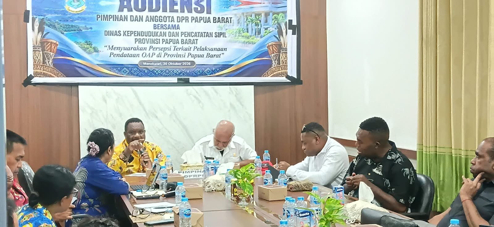 Suasana audiensi pimpinan DPR Provinsi Papua Barat (DPRPB) bersama Dinas Dukcapil. Penekanan validasi dan dukungan anggaran pendataan Orang Asli Papua