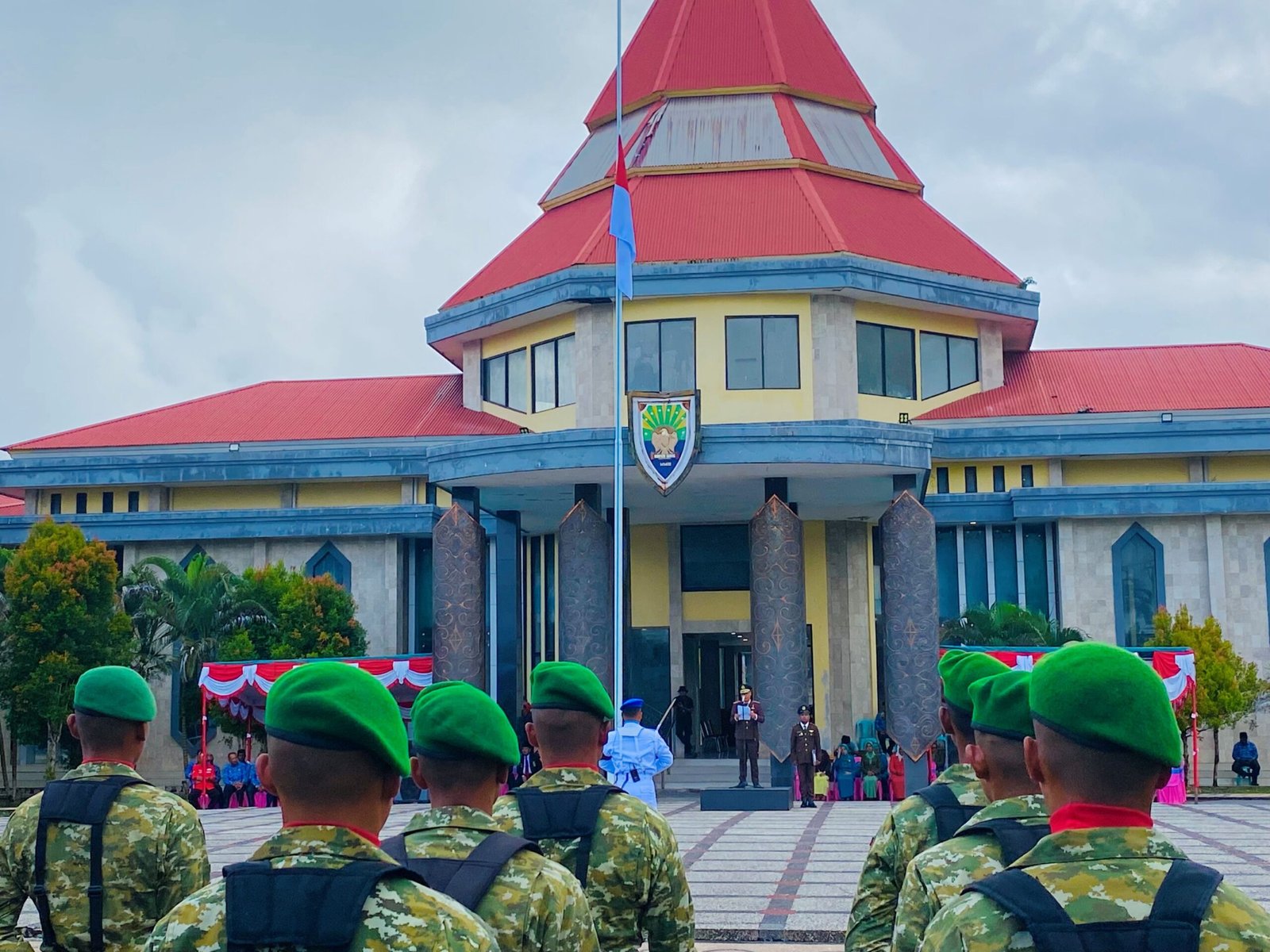 Suasana upacara peringatan Hari Lahir Pancasilia di Halaman Kantor Bupati Kabupaten Kaimana