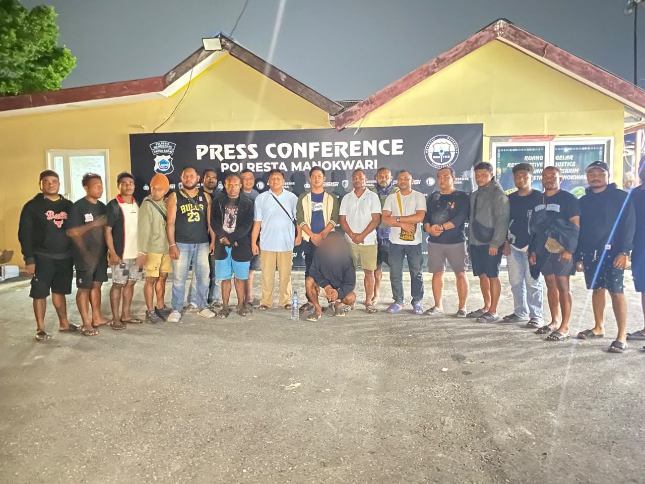 Tim Gabungan Polresta Manokwari saat bersama PH pemuida 21 tahun, terduga pelaku penganiayaan WAN asal Belanda Tim Gabungan Polresta Manokwari saat bersama PH pemuida 21 tahun, terduga pelaku penganiayaan WAN asal Belanda