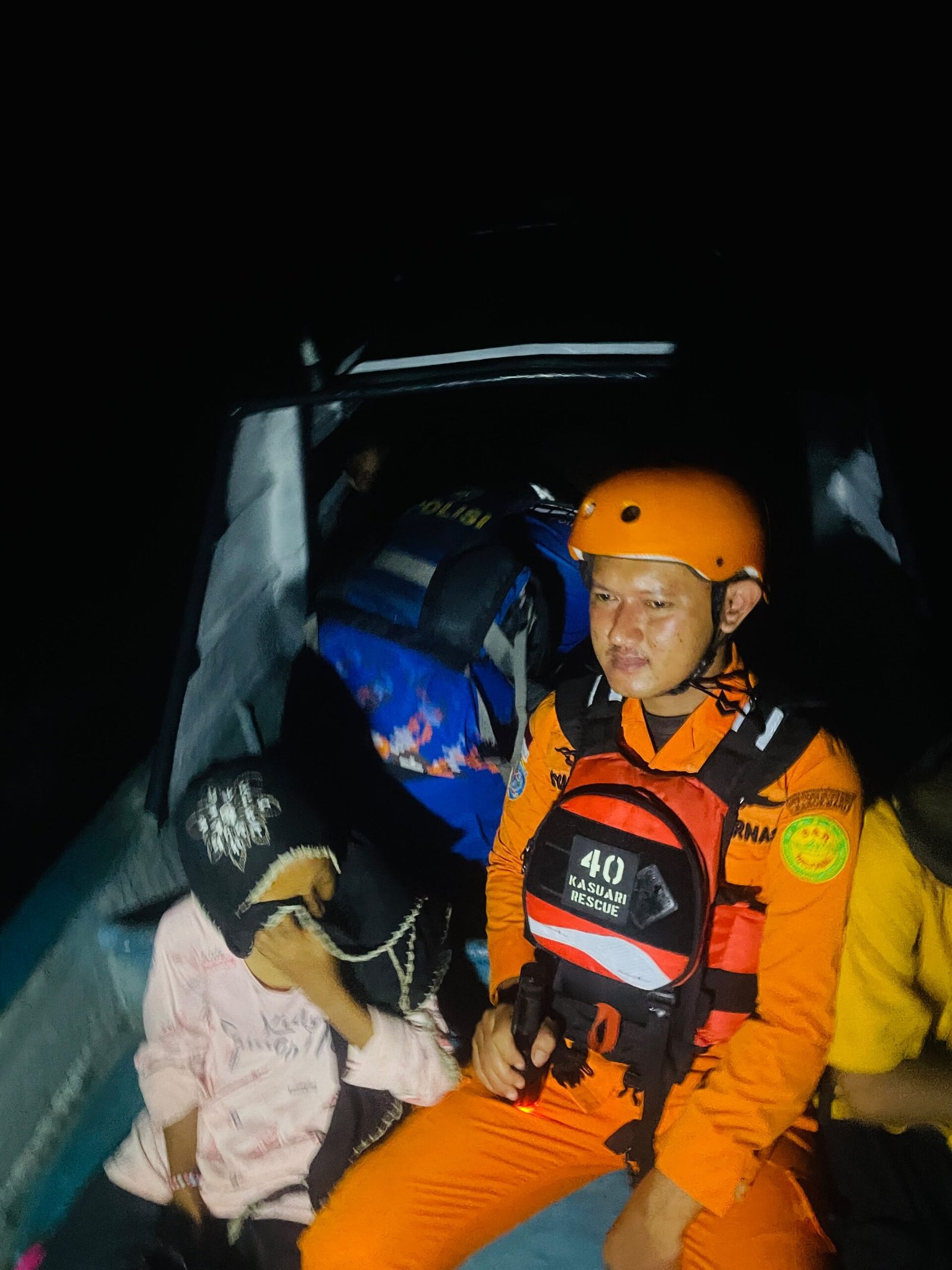 Tim SAR gabungang selamatkan sebanyak 17 penumpang speedboat yang mengalami mati mesi di Perairan Asakauni, Kabupaten Teluk Bintuni, Rabu 30 September 2026 (1)