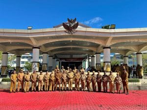 Wagub Mohamad Lakotani saat pose bersama usai memimpin apel gabungan ASN di lingkup Pemprov Papua Barat.