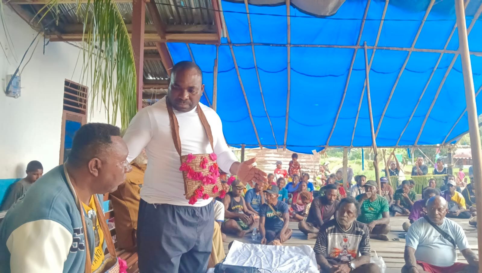 Wakil Bupati Kaimana, Isak Waryensi (berdiri) didampingi Plt Kepala Distrik Yamor (duduk) saat melakukan tatap muka bersama Masyarakat Yamor belum lama ini
