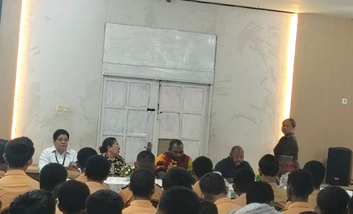 Wakil Bupati Kaimana Isak Waryensi (kedua dari kanan) saat menghadiri Apel bersama dalam rangka penyelesaian perselisihan antar siswa SMAN Taruna Kasuari Nusantara.
