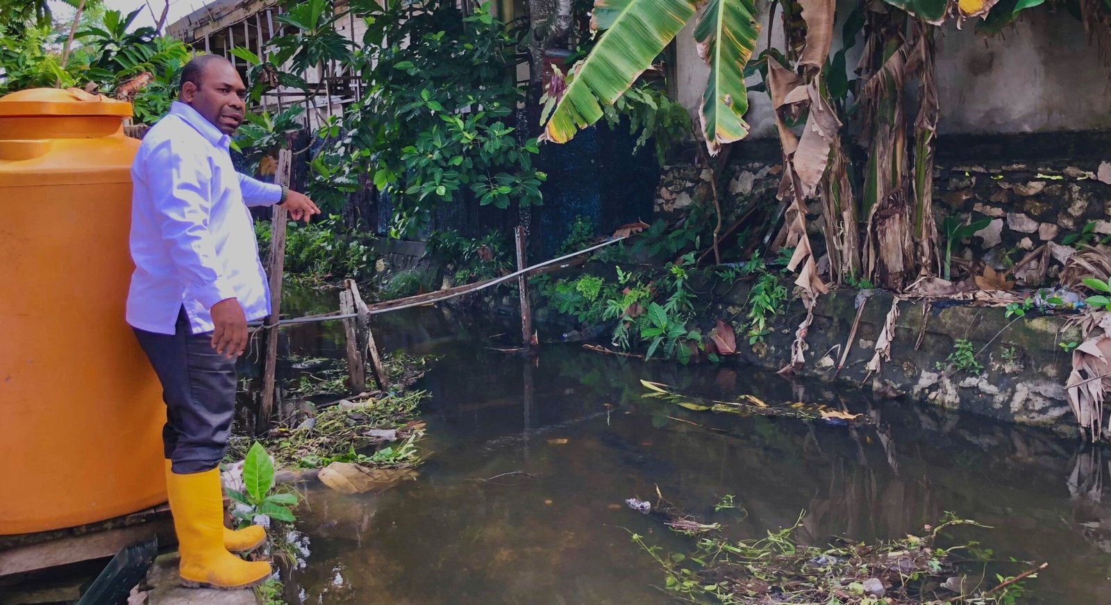 Wakil Bupati Kaimana, Isak Waryensi, saat meninjau lokasi luapan air akibat sistem drainase yang tidak berjalan baik