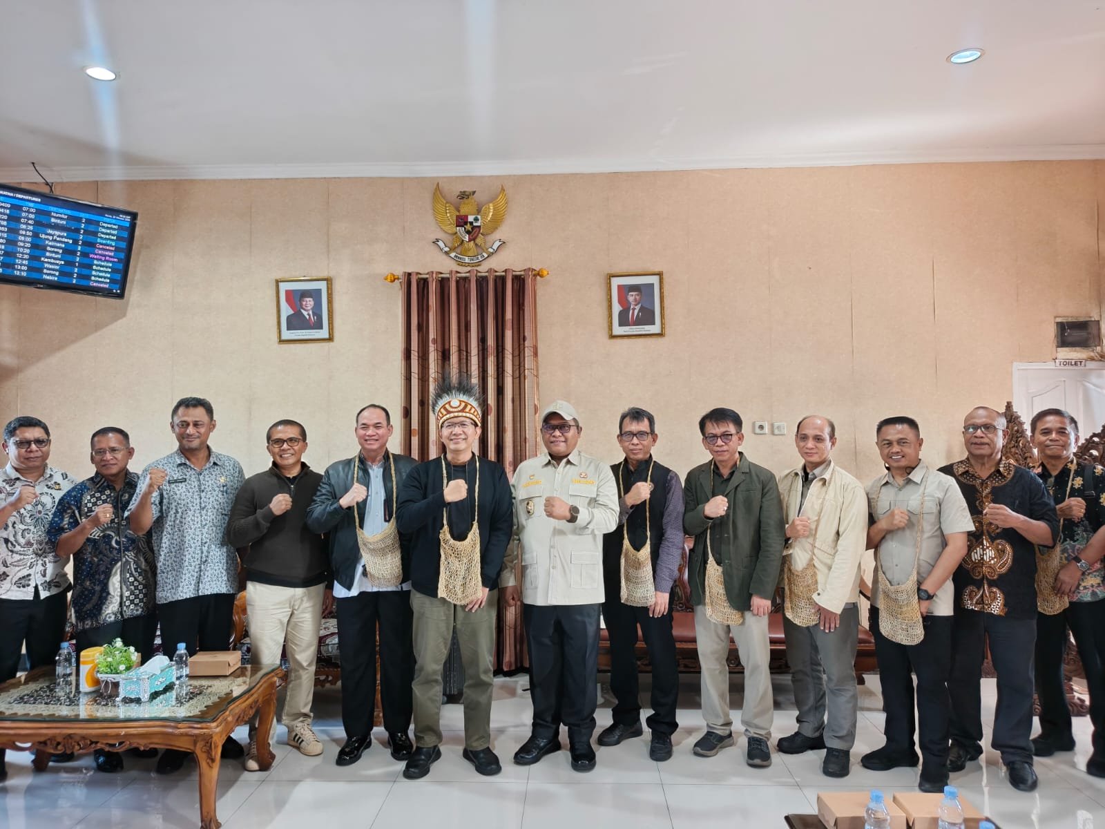 Wakil Bupati Mugiyono (baju putih) bersama Deputi Geoekonomi DPN beserta rombongan saat pose bersama