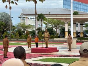 Wakil Gubernur Papua Barat, Muhammad Lakotani, saat memimpin apel bersama di halaman Kantor Gubernur Papua Barat. Wakil Gubernur Papua Barat, Muhammad Lakotani, saat memimpin apel bersama di halaman Kantor Gubernur Papua Barat.