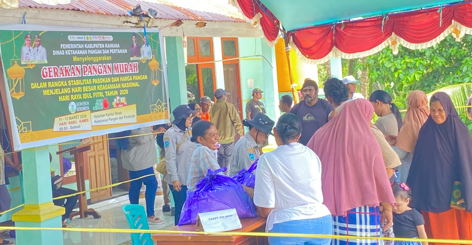 Warga Kaimana saat antre di Halaman Kantor Dinas Ketahanan Pangan dan Pertanian (DKPP) Kaimana, Papua Barat untuk mendapatkan sembako pada Pasar Murah.